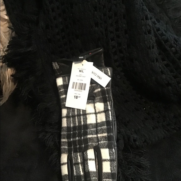 Brand new never worn black and white gloves - Picture 10 of 16